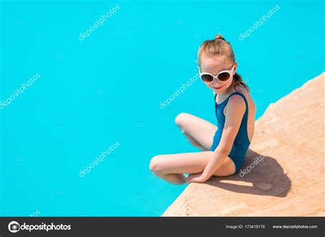 Niña En La Piscina Fotografía De Stock © Shalamov 173419176