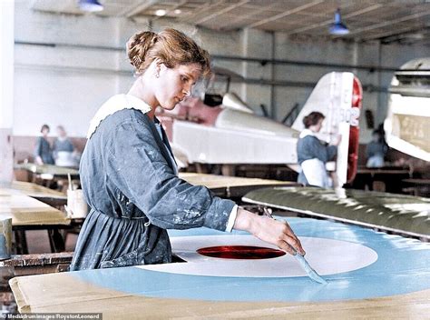 The Working Women Of Wwi Captivating Colourised Photographs Show Female Heroes Express Digest