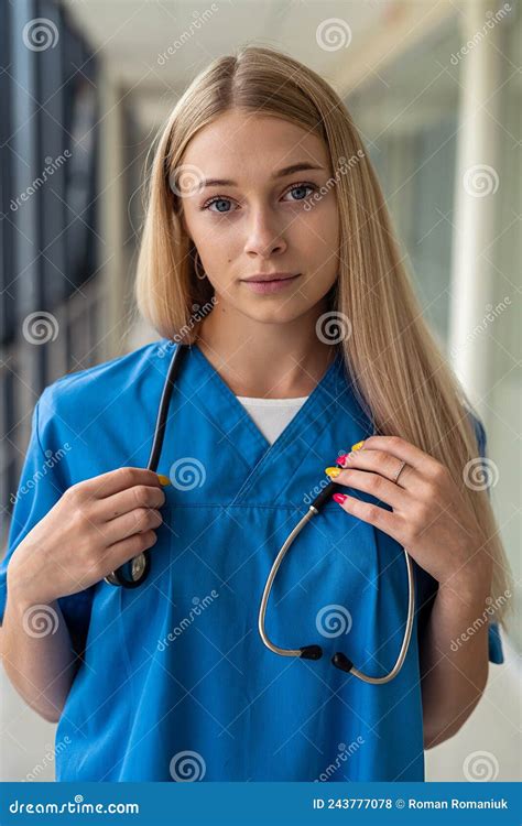 Joven Hermosa Y Encantadora Enfermera Rubia Con Estetoscopio Se Para En
