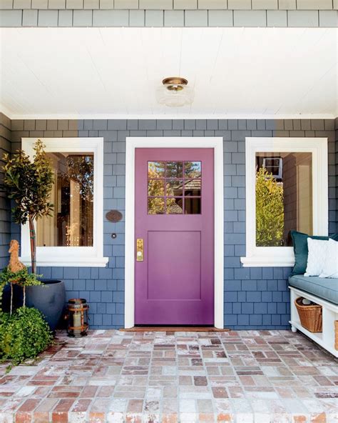 Gaya klasik memang nggak ada matinya. 9 Inspirasi Warna Pintu Rumah, Unik dan Eye Catching Banget!
