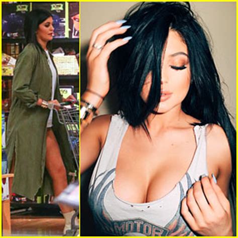 Kylie Jenner Sparks Breast Augmentation Rumors With Cleavage Pic Kylie Jenner Just Jared