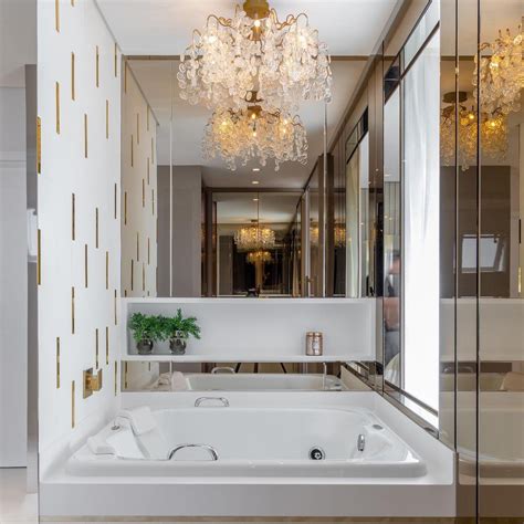 Banheiro com banheira contemporâneo e sofisticado branco dourado e bronze Decor Salteado
