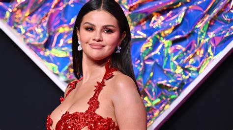 VMAs Selena Gomez empörte Reaktion auf Chris Browns Nominierung geht