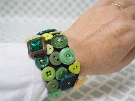 How To Make An Elastic Repurposed Button Bracelet Easy Diy Jewelry