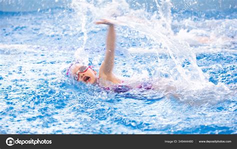 Маленькая Девочка Плавает Бассейне Тренировке Плаванию стоковое фото