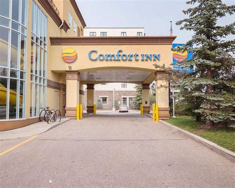 This hotel features a restaurant, an indoor pool, and a bar/lounge. Comfort Inn & Suites University Calgary, AB - See Discounts