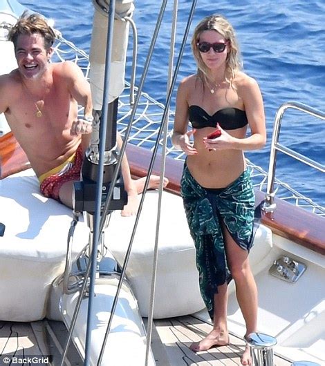 Chris Pine Packs On The Pda With Annabelle Wallis In Italy Daily Mail Online