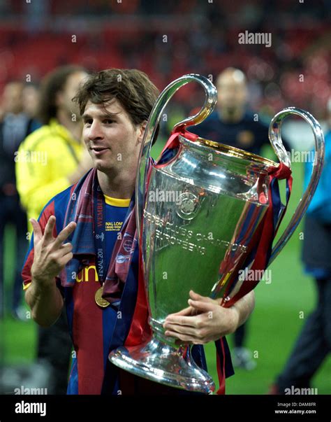 Barcelona Lionel Messi Celebra Con El Trofeo De La Liga De Campeones Después De La Final De La