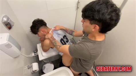 heteros deportistas follando en el baño publico cruising gay