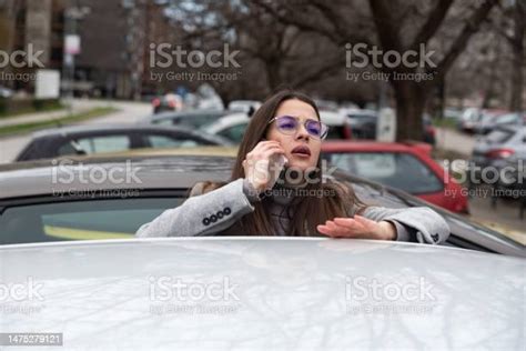 Młoda Zdenerwowana Bizneswoman Stojąca Przy Samochodzie Po Godzinach Pracy I Rozmawiająca Przez