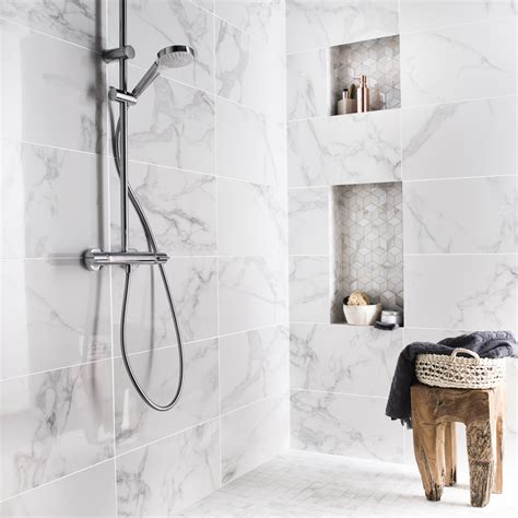 La connexion entre les panneaux et avec la robinetterie ne souffre aucun défaut. Panneau Immitation Carrelage À Poser Salle De Bain ...