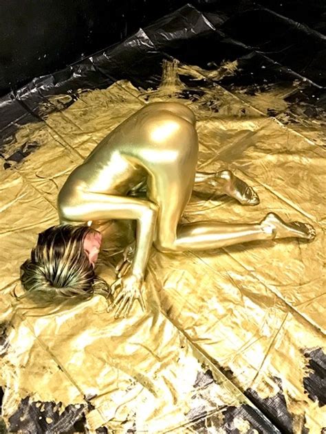 女体がゴールドに染まる一部始終！全裸金粉romの撮影現場で三代目･葵マリーが秘蔵写真バシャバシャ撮りまくり！国際的軟体av女優・みおり舞が金粉