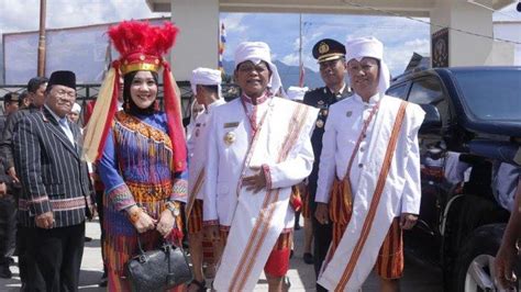 Gambar Pakaian Adat Sulawesi Barat Serat