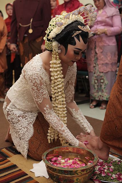Pernikahan Adat Jawa Kental Di Kota Semarang The Wedding The Bride Dept