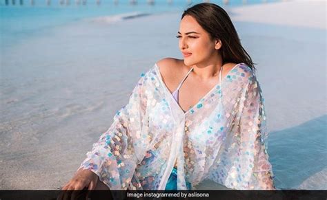 Sonakshi Sinha Was Seen Chilling In A Glamorous Style On The Beach In Maldives Fans Said