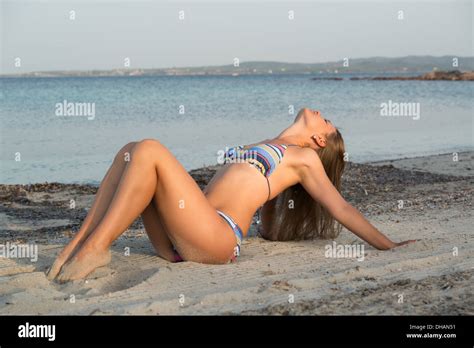 Junge Sch Ne Frau Bikini Fotos Und Bildmaterial In Hoher Aufl Sung