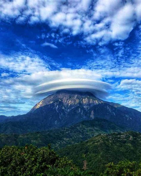 Gunung kinabalu terletak di sabah, malaysia, dengan ketinggian 4,095 mdpl. Awan berbentuk topi di Gunung Kinabalu fenomena biasa ...