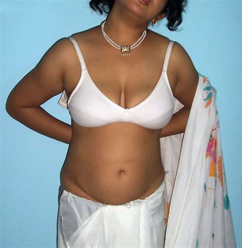 Sexy Desi Milf Aunty Showing Big Boobs Clean Armpits Look Beautiful Sexy