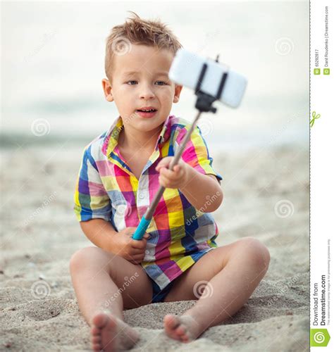 Kind Met Telefoon En Selfie Stok Op Het Strand Stock Afbeelding Image