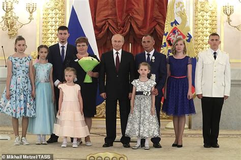 Putin hands out awards to Russians who are having lots of children - I 
