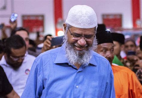 Naik attended the kishinchand chellaram college in churchgate, and later studied medicine at topiwala. DR ZAKIR NAIK SAYS MODI OFFERED HIM 'SAFE PASSAGE' IN ...
