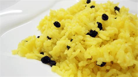 Learn how to cook yellow rice in an instant pot or pressure cooker with this quick & easy recipe. How to make yellow Rice (with currants) | ZimboKitchen