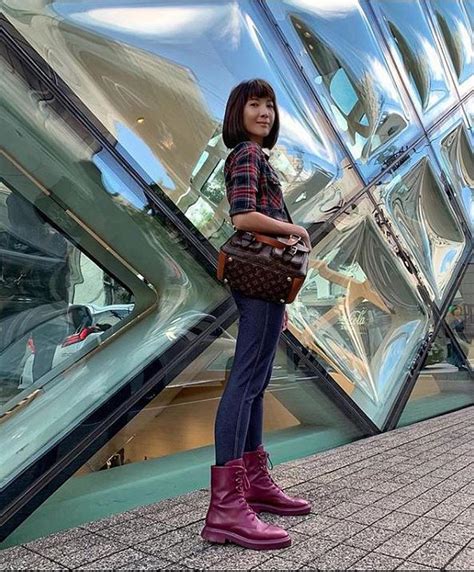 Aw had gained recognition since her role as dimwitted mo jingjing in channel 8 drama holland v in 2003, and has continued starring in more dramas. Jeanette Aw learns the art of layering in Japan, Latest Star Style News - The New Paper