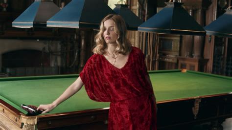La robe rouge à manches caftan de Grace Annabelle Wallis dans Peaky Blinders S E Costume