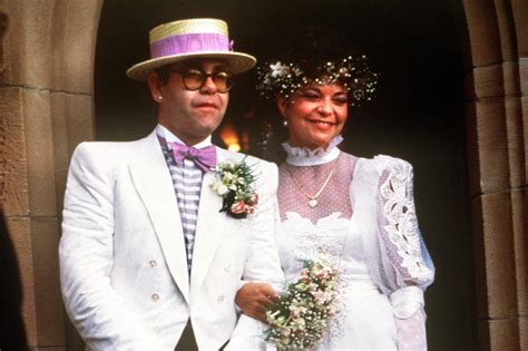 Ekkora összegre Perli Ex Felesége Elton Johnt