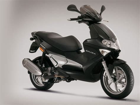 The engine produces a maximum peak output power of 21.00 hp (15.3 kw) @ 8500. 2006 GILERA Runner VXR 200 Scooter Pictures, insurance info