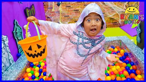 Ryan Pretend Play Box Fort Maze Halloween Edition With Mommy Youtube
