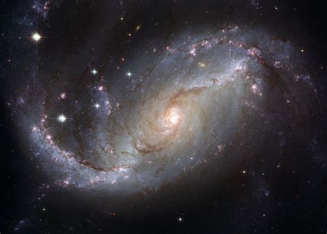 La combinación de varias fotografías de perfil de la galaxia espiral barrada ngc 4183 facilitó a los astrónomos la primera impresión visual completa y detallada de este objeto celeste conocido y. La Galaxia Espiral Barrada NGC 1672 desde Hubble