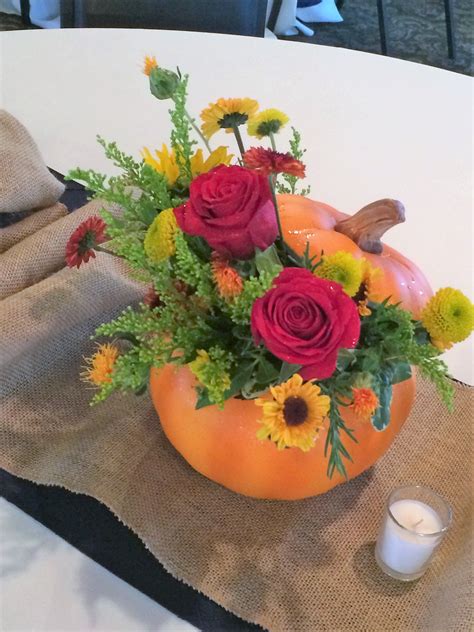 Burlap with pumpkins, table centerpieces, super cute! | Table