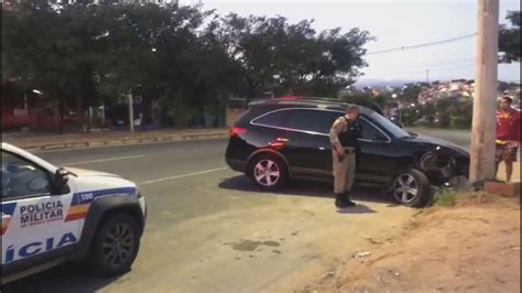 Motorista Tem Ferimentos Leves Ao Bater Carro Em Poste Em Bh Minas