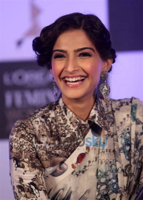 Sonam Kapoor Stuns During L Oreal Paris Event Boldsky