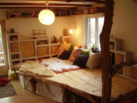 Ein podestbett bringt viele vorteile und erweist sich als besonders praktische und platzschaffende variante fürs kleine schlafzimmer. Pin auf bohemian