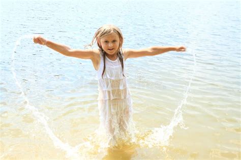 Kleines Mädchen Im Wasser Stockfoto Bild Von Baden Einhüllen 47914964