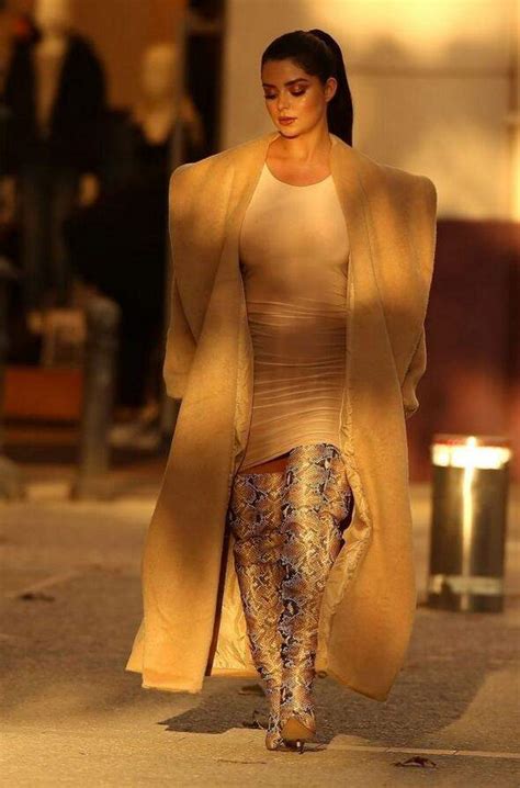 女星黛米罗斯伦敦街头时尚拍照她的魅力不一般 娱乐资讯 存满娱乐网