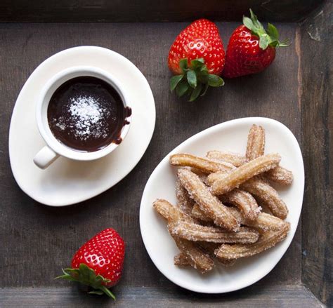 Este domingo se celebra el día de la madre y en fmdos te contamos algunas opciones que le puedes preparar para sorprenderla en el desayuno. Desayunos para el Día de las Madres | 1001 Consejos | Chocolate recipes, Cake servings, Desserts