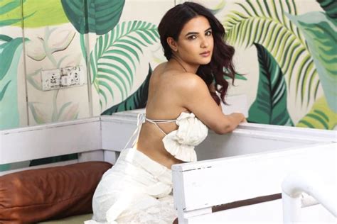 Jasmin Bhasin Sets Temperatures Soaring With Hot Sexy Looks Check Out Divas Bold Pics News18