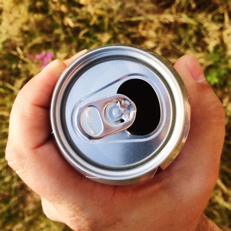 Does Tapping A Drinks Can Actually Stop It Fizzing Up How To Open A Soda Can