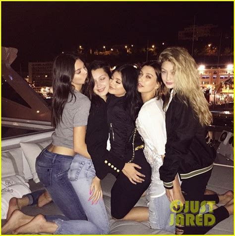 Photo Kendall Jenner Gets Grabbed Licked By Her Model Gal Pals 02