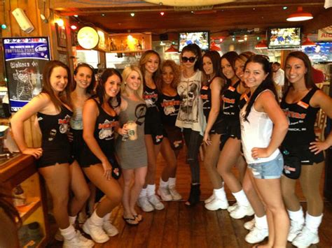 11 Celebrities Who Worked At Hooters Cool Dump Gambaran