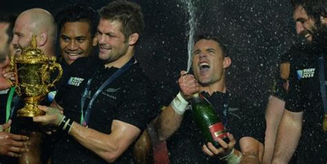 Dan Carter élu meilleur joueur de l année par World Rugby L Équipe