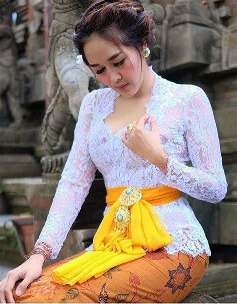 Pin By Aizat Mohd Sofian On Indonesian Girl Traditional Kebaya Balinese Pakaian Tradisional