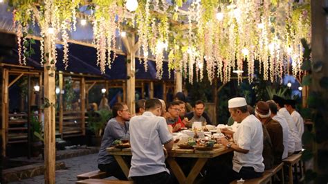 Masakan sunda dikenal dengan kelezatannya. Rumah Makan di Bandung