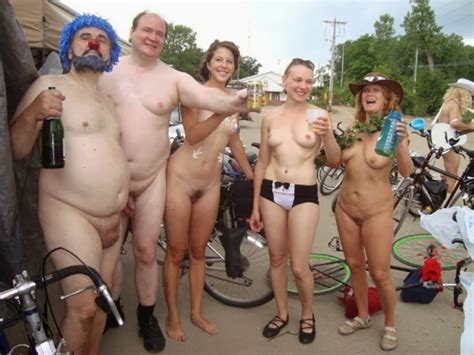 Barefoot Girl Participates At World Naked Bike Ride 7 Pics Xhamster