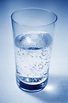Ein Glas Mineralwasser stockfoto. Bild von cocktail, glaswaren - 5651124