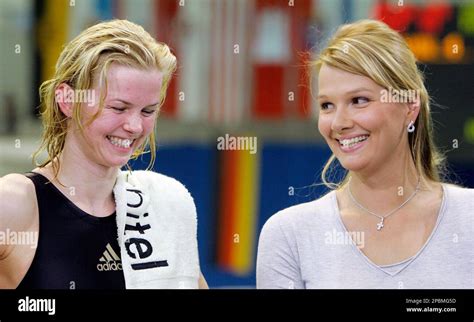 Britta Steffen Links Und Die Ehemalige Schwimmerin Franziska Van Almsick Rechts Unterhalten