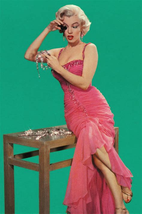 Marilyn Monroe en robe longue plissée rose
